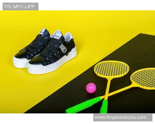 热销足球球星学生书包潮流设计兼具运动活力与学习实用功能